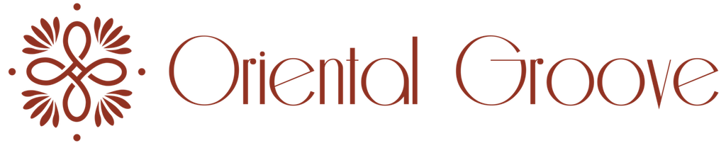 Das Logo "Oriental Groove" in einer eleganten, rotbraunen Schriftart, links daneben ein ornamentales Symbol mit stilisierten Blütenblättern und einem zentralen Knotenmuster.